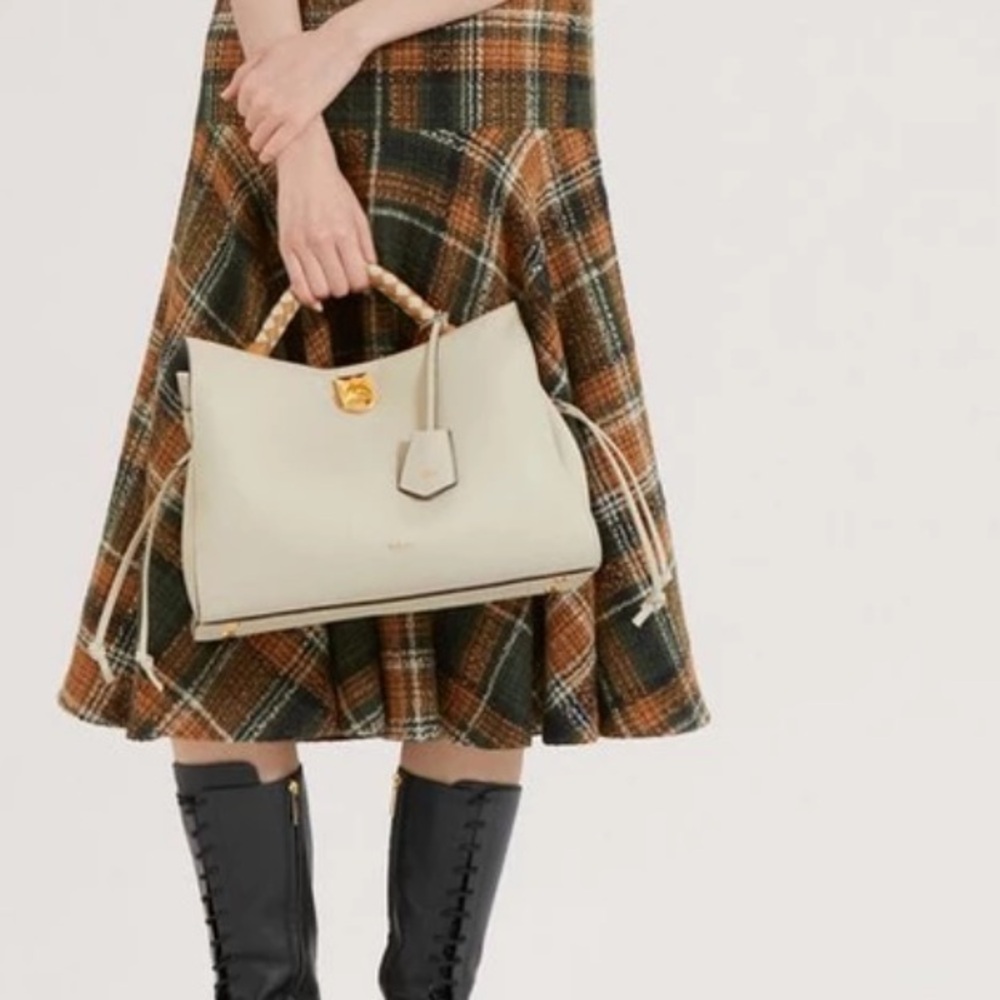 Mulberry Pebbled Leather Shoulder Bag in Light Beige with Gold Hardware - Picture 5 of 10